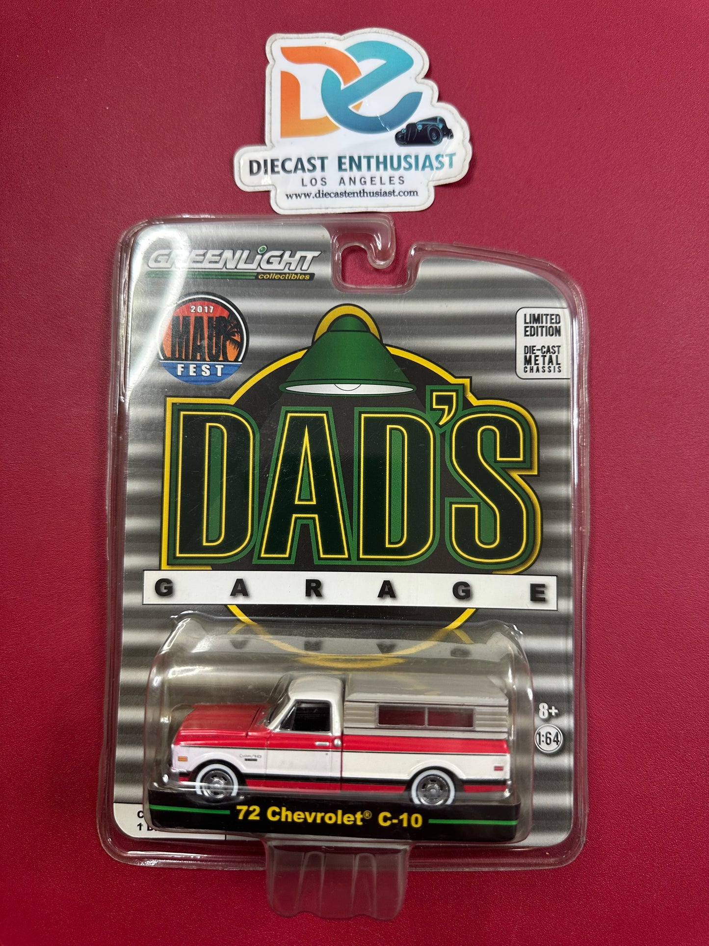 Greenlight Dad's Garage 72 Chevrolet C10 Camper Red 1:64