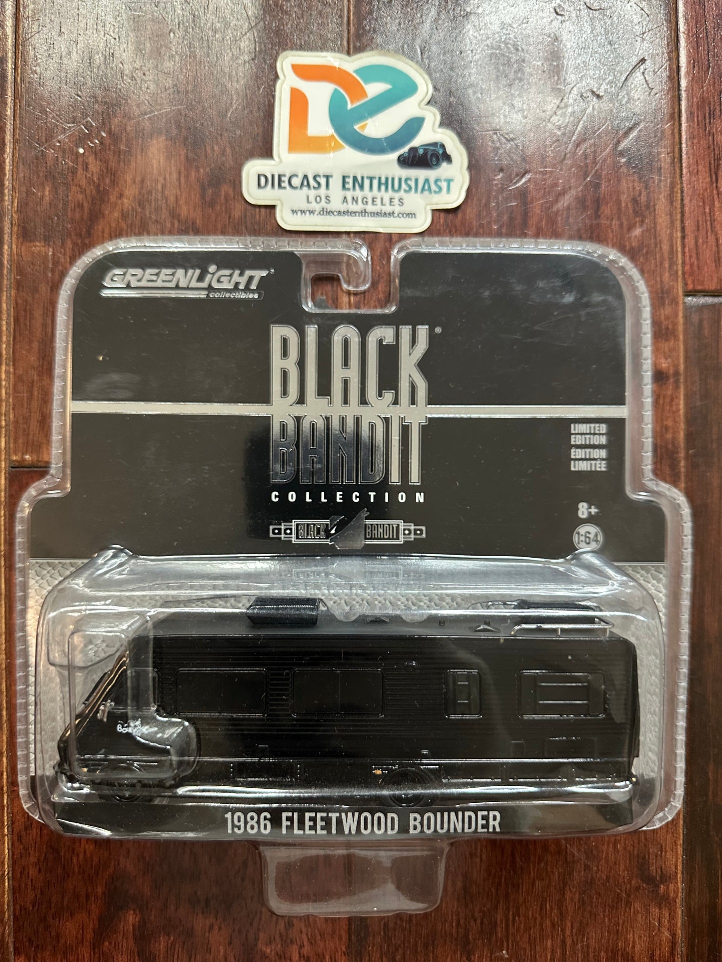 Greenlight Black Bandit 1986 Fleetwood Bounder 1:64