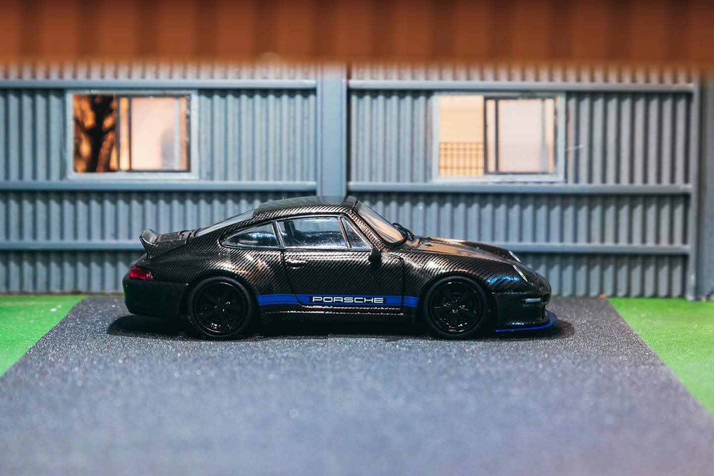 Tarmac Works Porsche 993 Gunther Werks Black Carbon 1:64