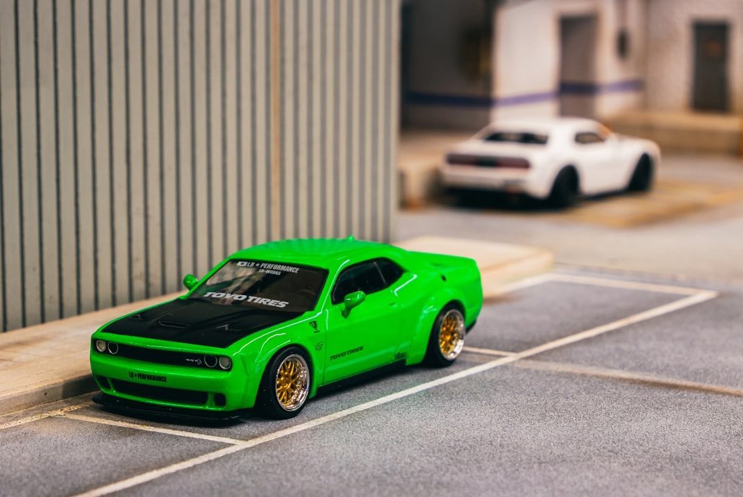 Tarmac Works LB-WORKS Dodge Challenger SRT Hellcat Green Metallic 1:64