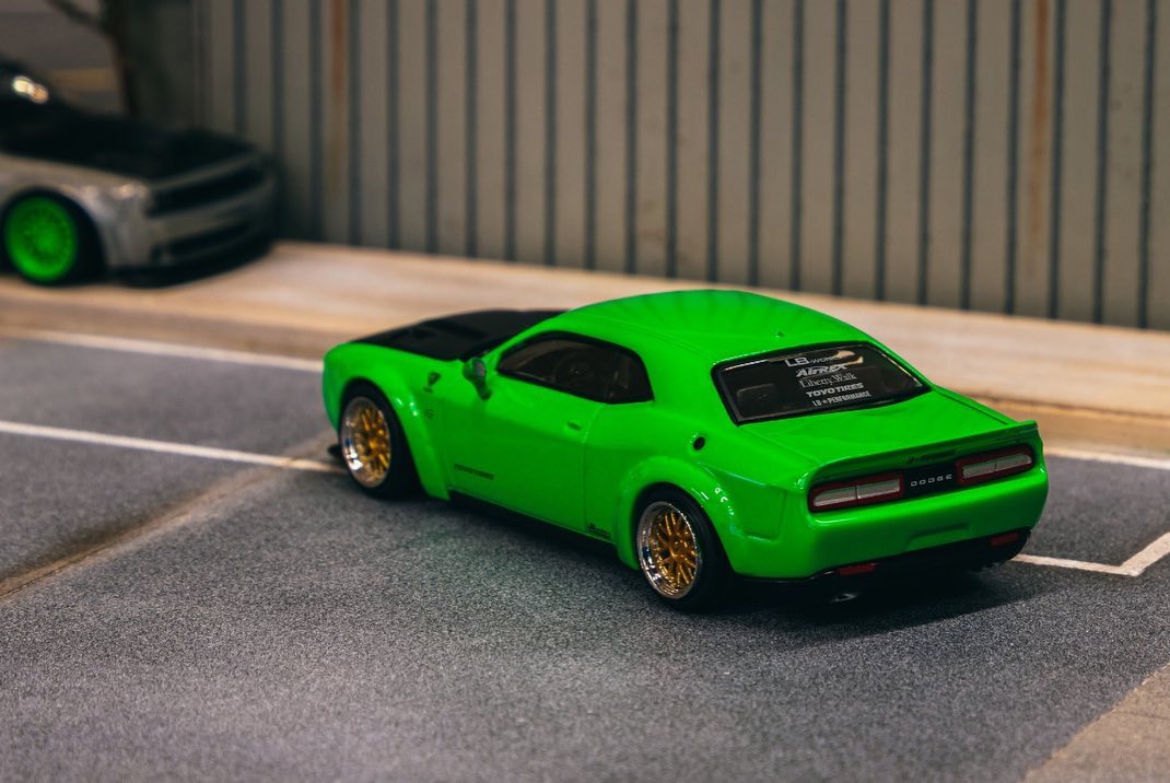 Tarmac Works LB-WORKS Dodge Challenger SRT Hellcat Green Metallic 1:64