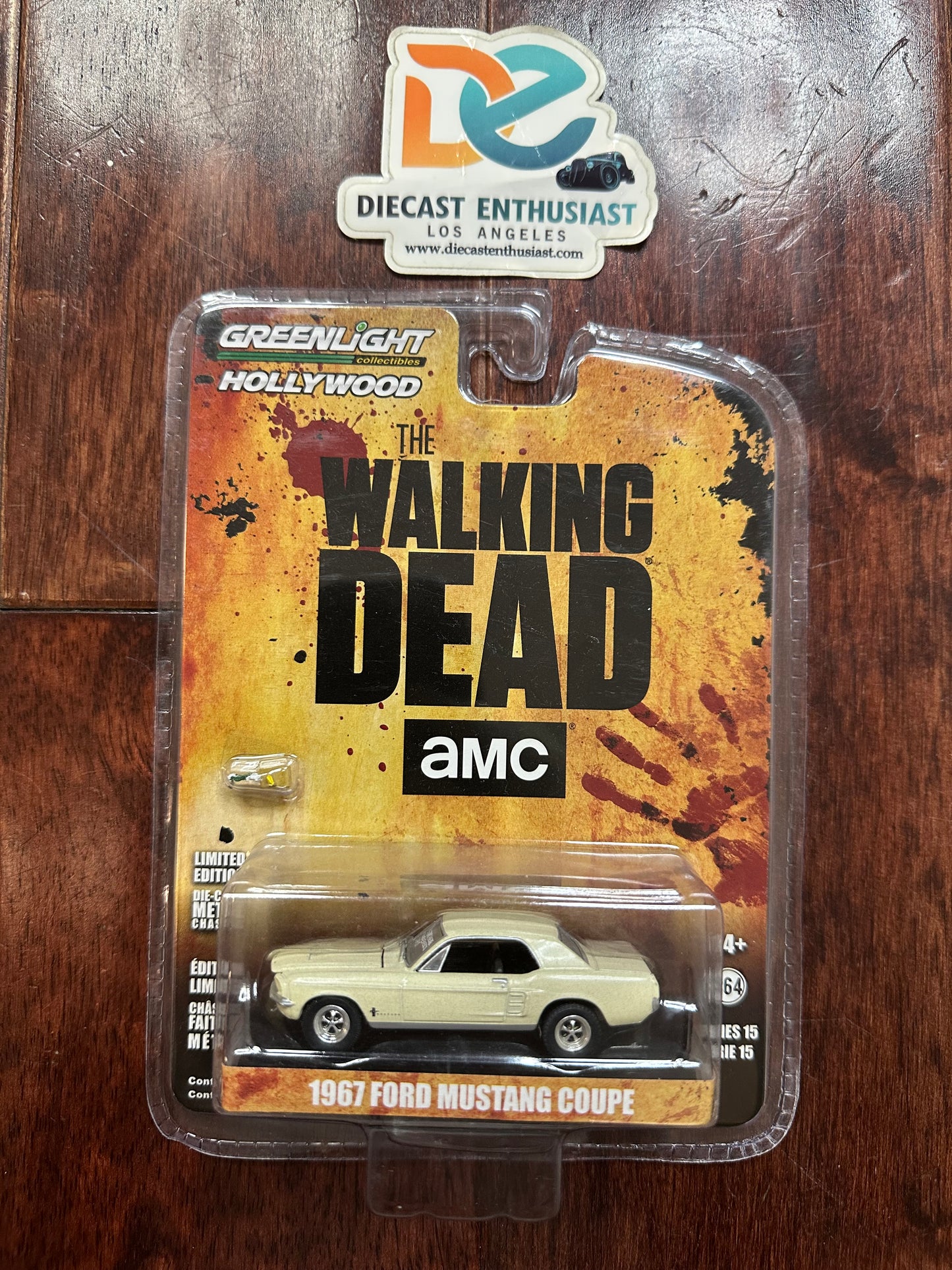 Greenlight The Walking Dead Set 1973 Winnebago Chieftain & 1967 Ford Mustang Coupe 1:64