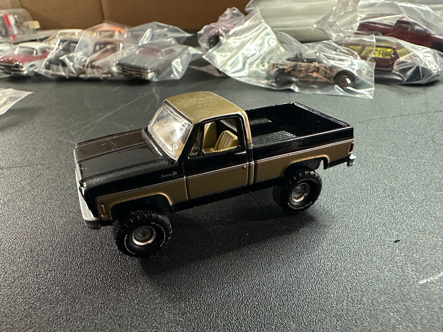 LOOSE Auto World Exclusives 1973 Chevy Cheyenne K10 Fleetside Black Gold 1:64