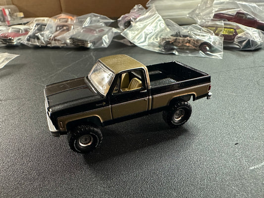 LOOSE Auto World Exclusives 1973 Chevy Cheyenne K10 Fleetside Black Gold 1:64