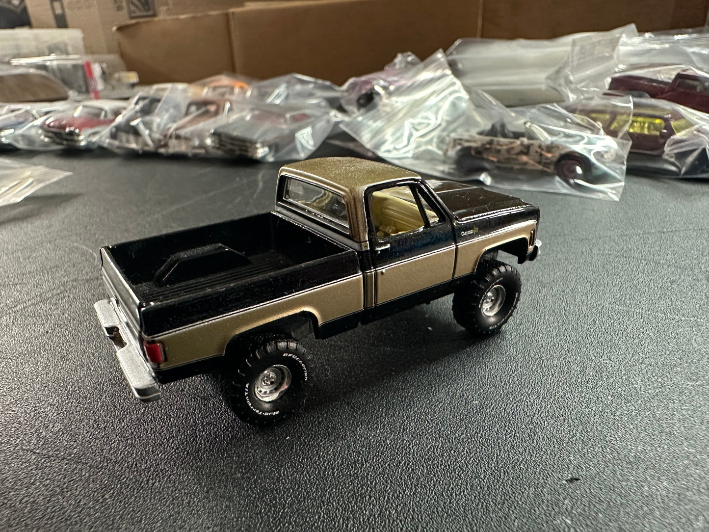 LOOSE Auto World Exclusives 1973 Chevy Cheyenne K10 Fleetside Black Gold 1:64