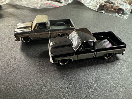 LOOSE Auto World Alabama Barn Finds Exclusives 1975 Chevy Silverado Fleetside Pair Clean & Rusty Version 1:64