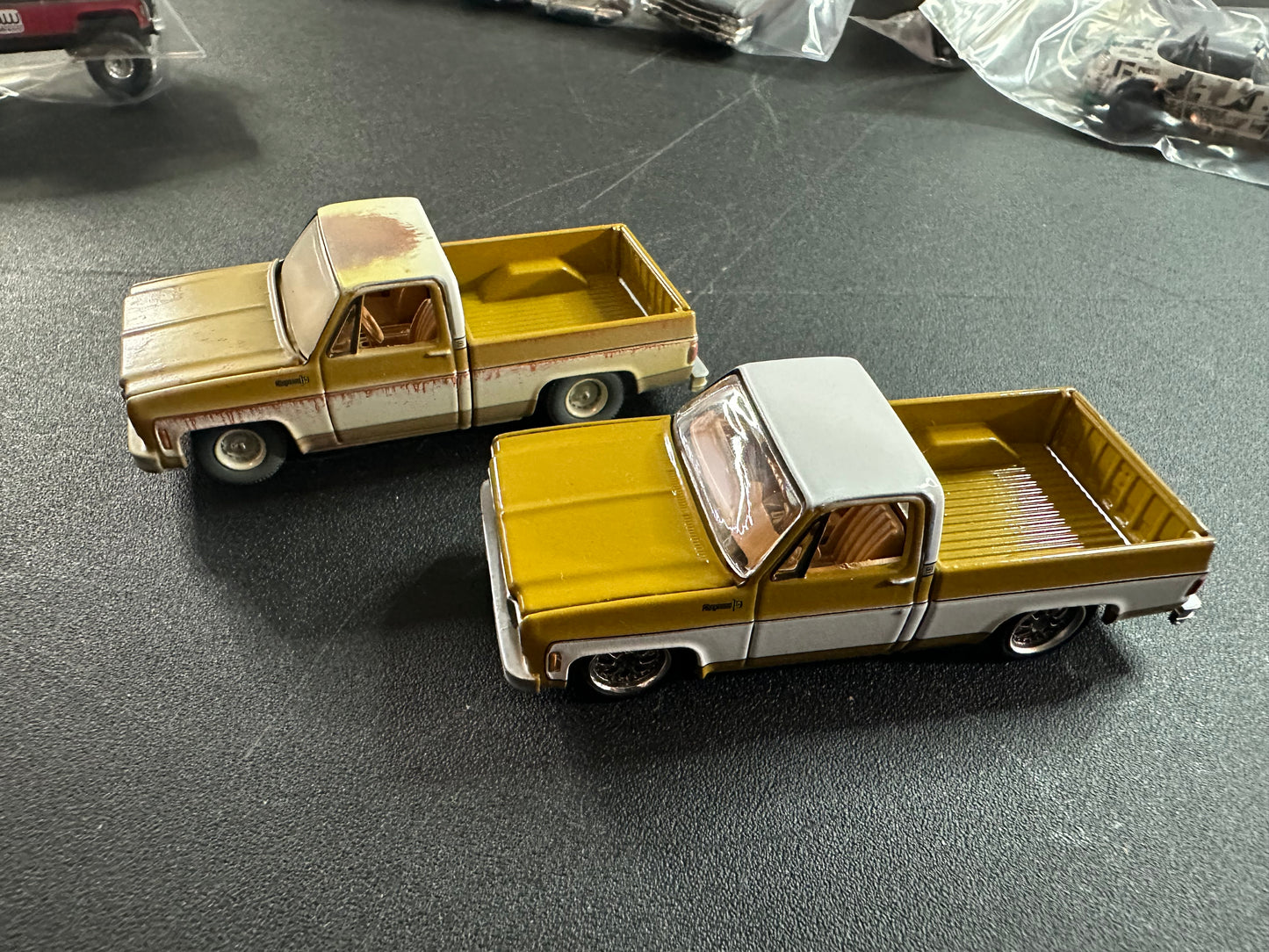 LOOSE Auto World Mississippi Barn Finds 1973 Chevy Cheyenne Fleetside Pair Clean & Weathered 1:64