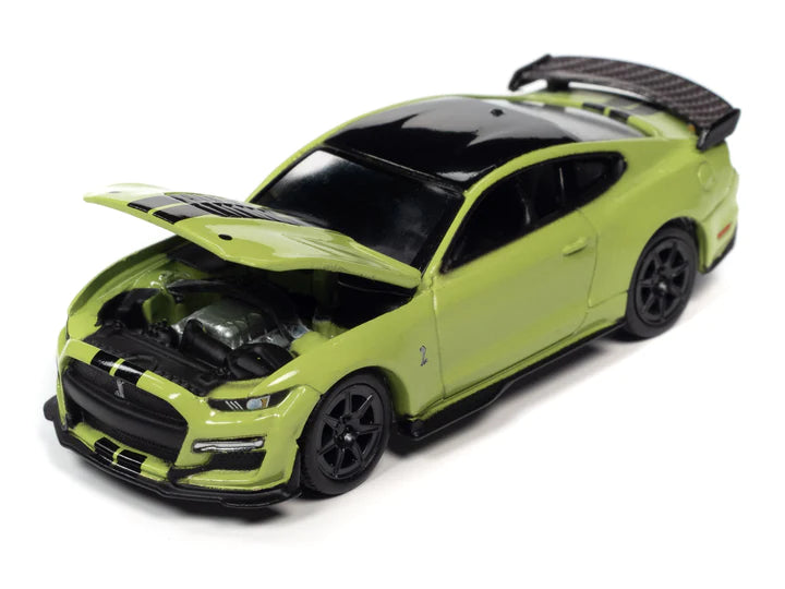 Auto World Modern Muscle 2020 Shelby GT500 Carbon Fiber Track Pack Grabber Lime 1:64
