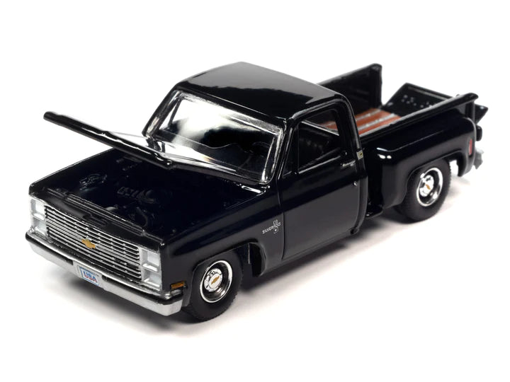 Auto World Muscle Trucks 1983 Chevy Silverado Stepside Black 1:64