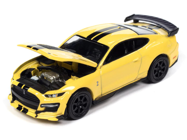 Auto World Modern Muscle 2021 Ford Mustang Shelby GT500 Carbon Fiber Track Pack Grabber Yellow 1:64