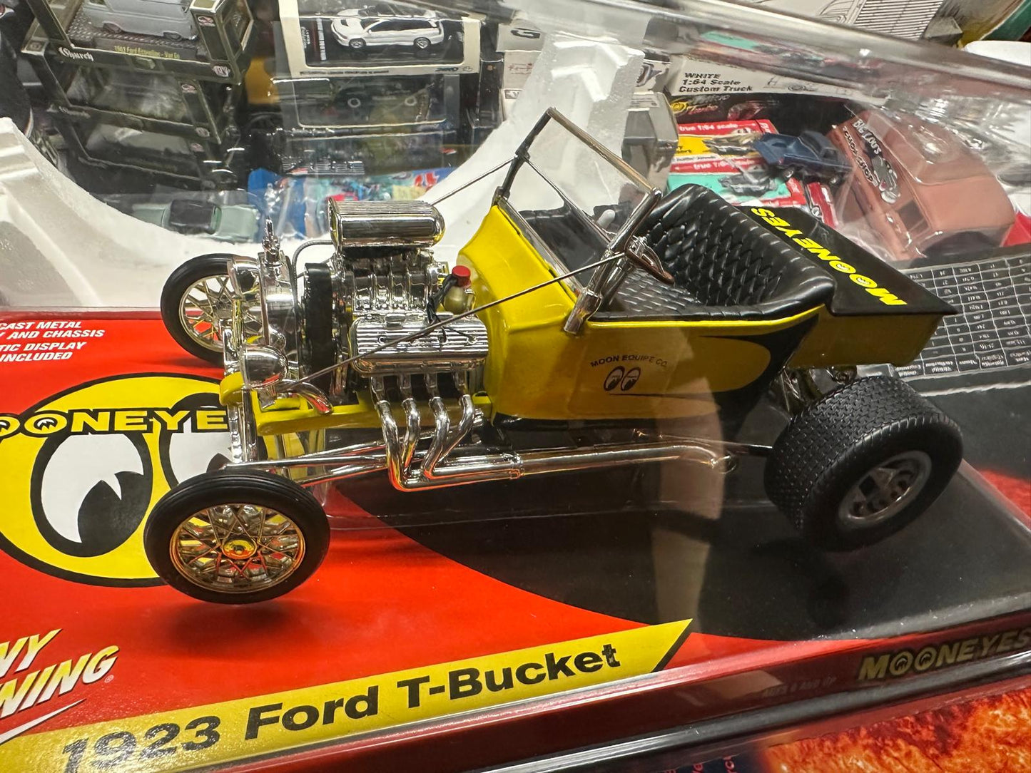 Johnny Lightning Mooneyes 1923 Ford Bucket 1:18