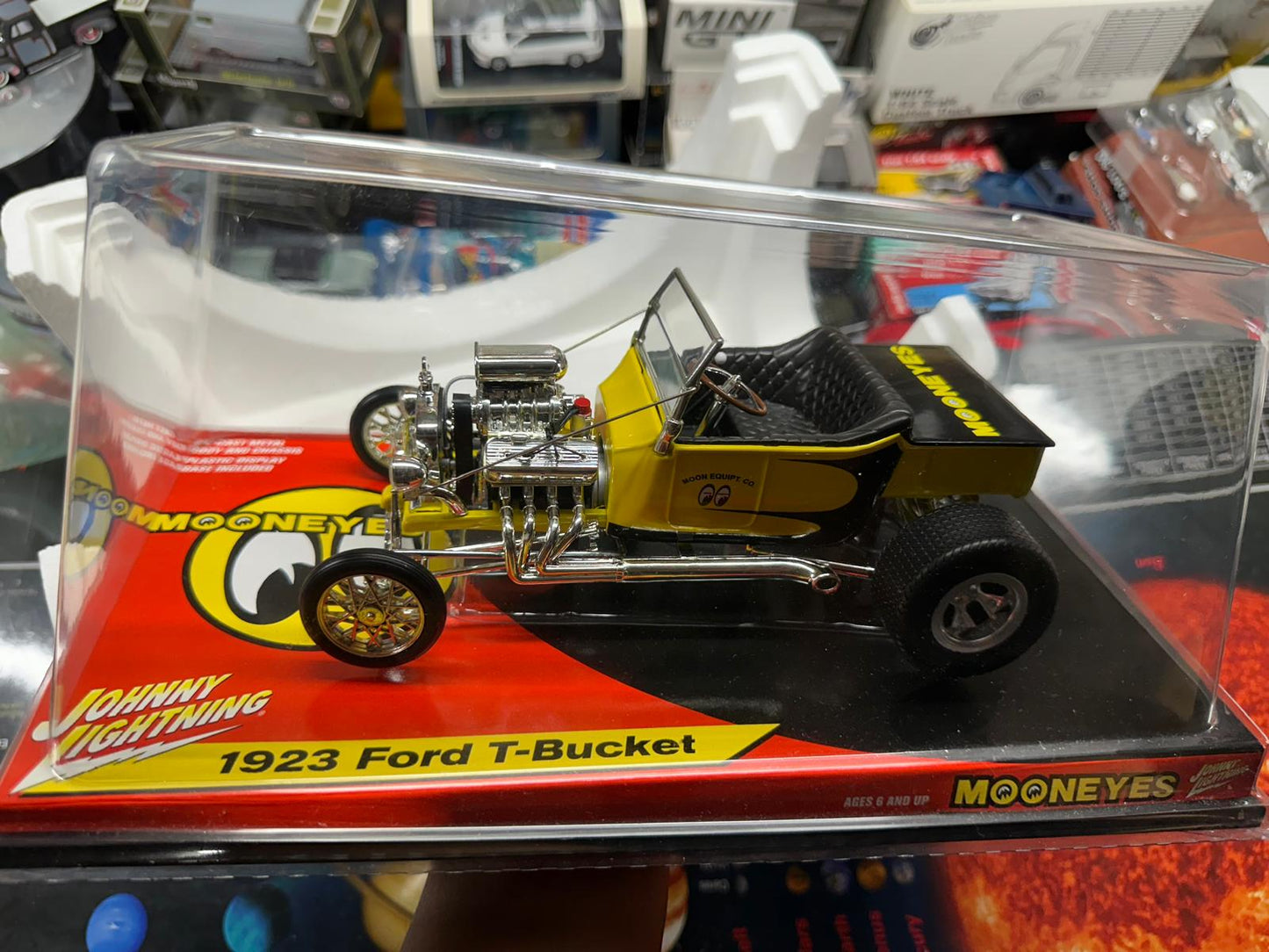 Johnny Lightning Mooneyes 1923 Ford Bucket 1:18