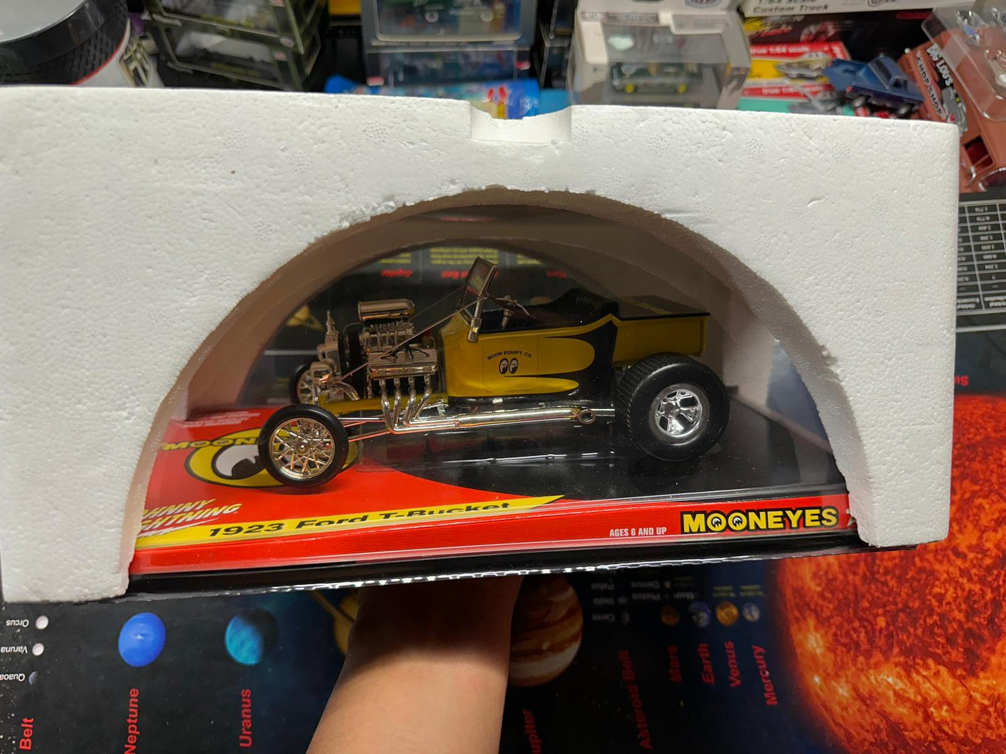 Johnny Lightning Mooneyes 1923 Ford Bucket 1:18