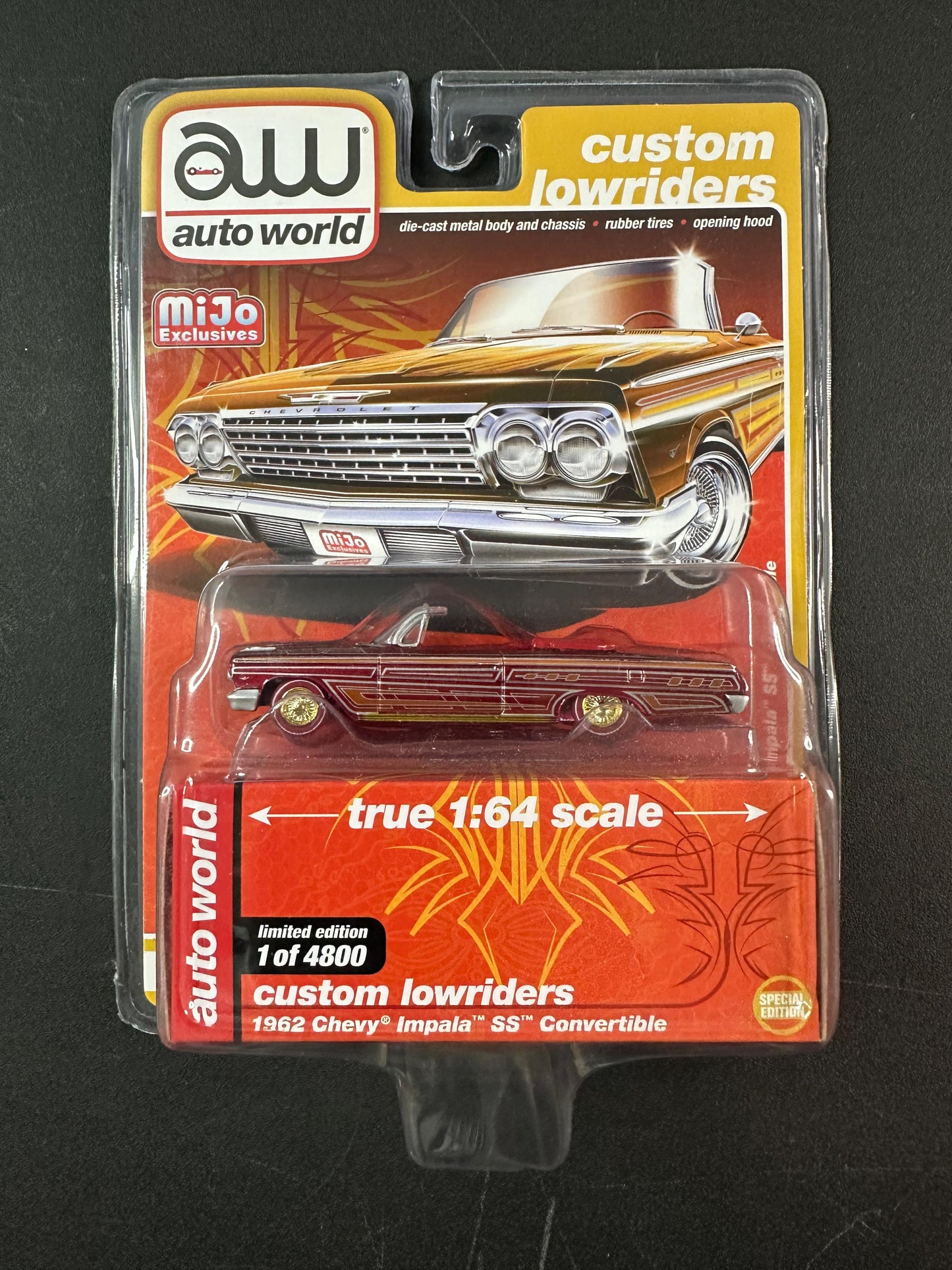 CHASE ULTRA RED Auto World Custom Lowriders Series 1962 Chevy Impala SS Convertible 1:64