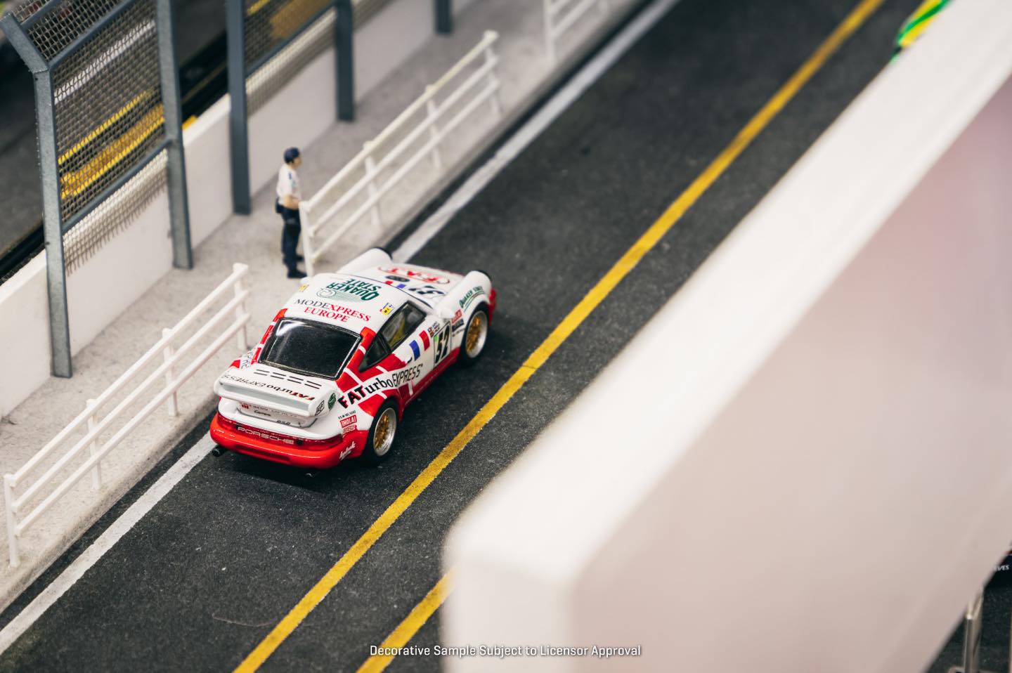 Schuco Tarmac Works Collab64 Porsche 911 RSR 3.8 Le Mans 1994 White Red 1:64