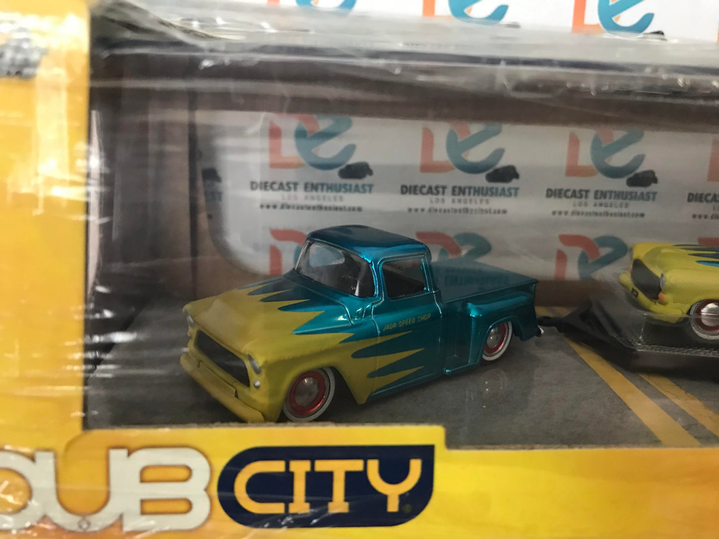 Jada Toys Dub City 55 Chevy Stepside Towtruck with 55 Chevy Bel Air ShowTrailer Blue