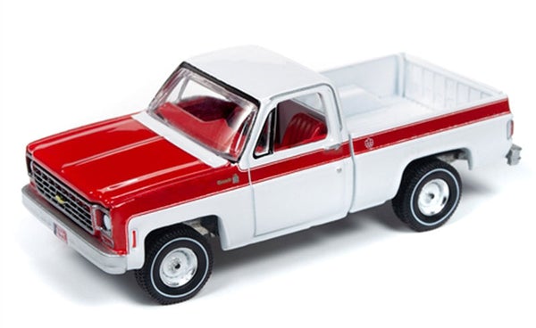 Auto World Muscle Trucks 1976 Chevy Scottsdale C10 Fleetside White 1:64