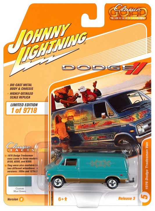 Johnny Lightning 1976 Dodge Tradesman Van Mint Green 1:64