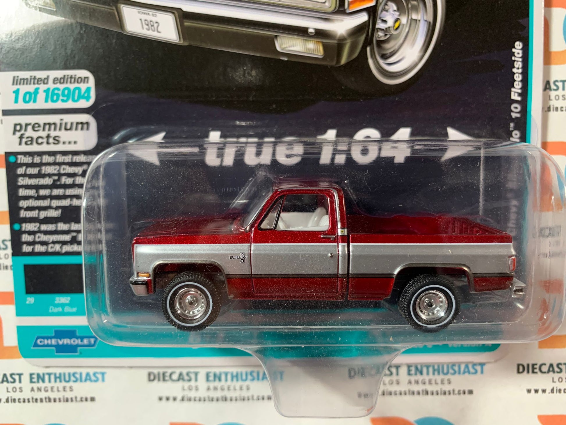 Auto World 1:64 1981 Chevrolet Silverado Fleetside Lowered in Custom Auto World 1:64 1981 Chevrolet Silverado Fleetside Lowered in Custom
