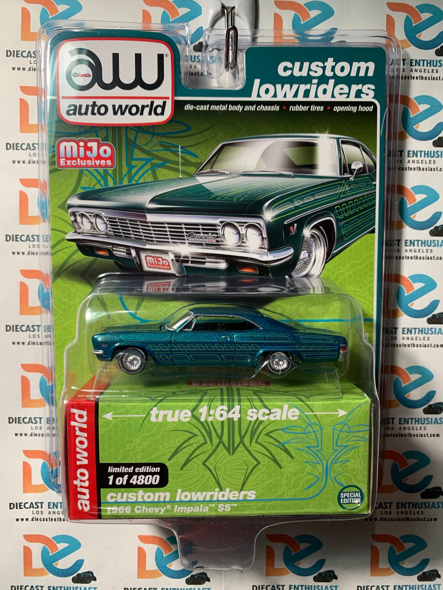 Auto World Custom Lowriders 1966 Chevrolet Impala Turquoise 1:64