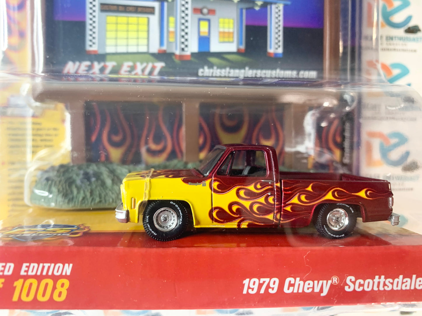 CHASE Auto World CS Customs Exclusives Billboard Diorama 1979 Chevy Scottsdale Blue Yellow Flames 1:64