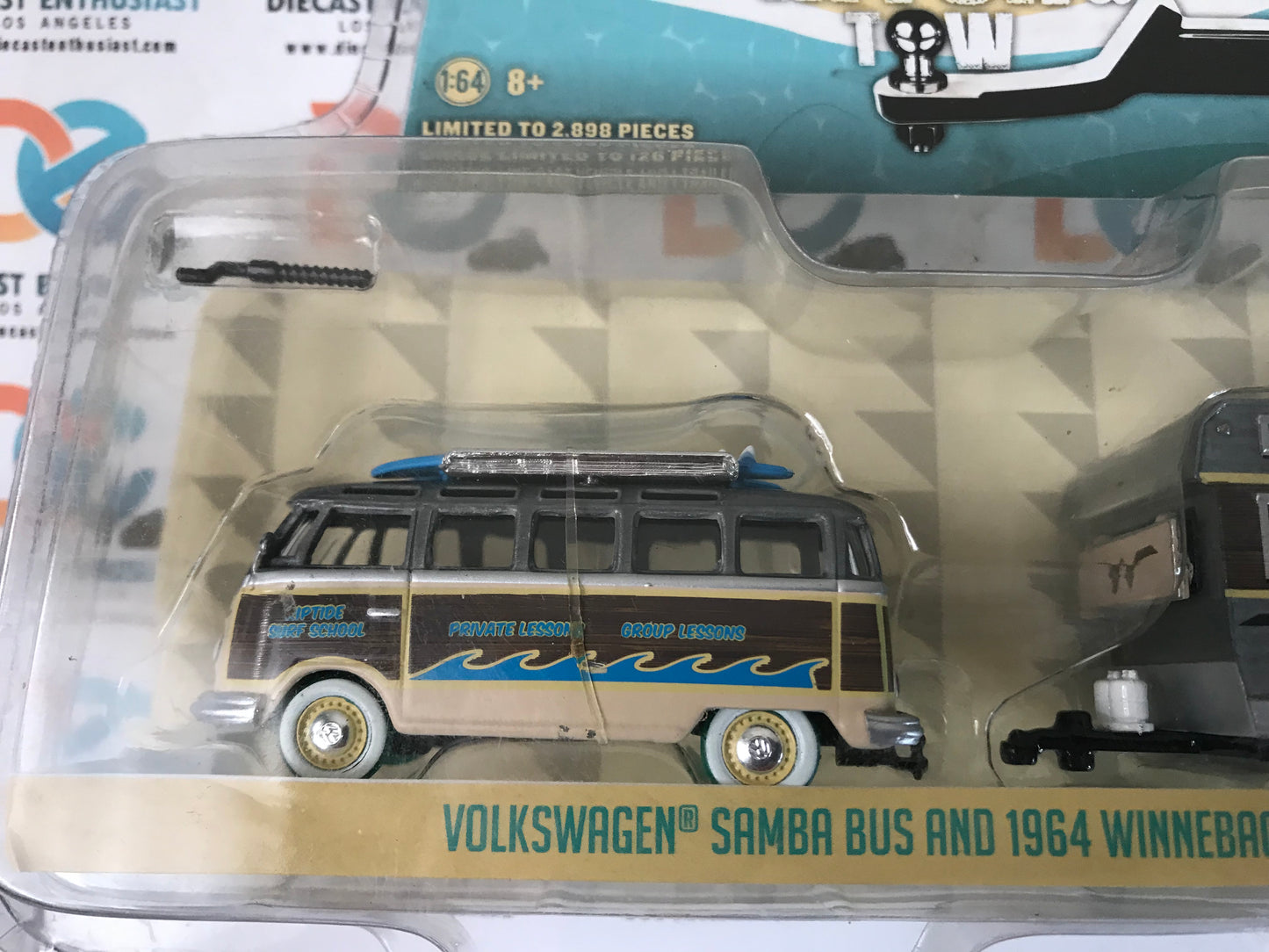 CHASE Greenlight Mijo Exclusives Hitch & Tow Volkswagen Samba Bus & 1964 Winnebago 216 Travel Trailer 1:64