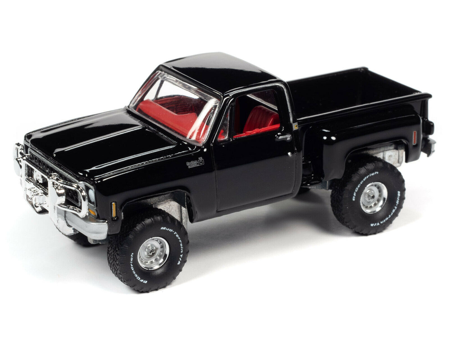 Auto World Muscle Trucks 1980 Chevrolet Custom Deluxe 10 Stepside Black 1:64